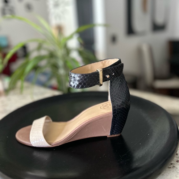 FREE FANNY PACK/ ANN TAYLOR GENIUNE LEATHER HEELS - Picture 3 of 5